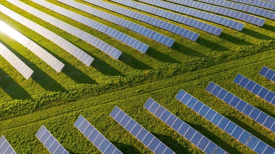 האם אנרגיה סולארית היא ידידותית לסביבה?
